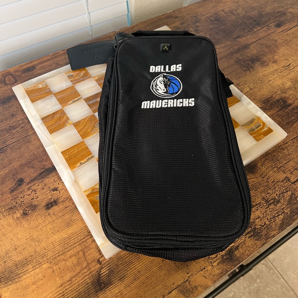 NWOT Antigua Trek Golf Shoe Bag embroidered with Dallas Mavericks NBA